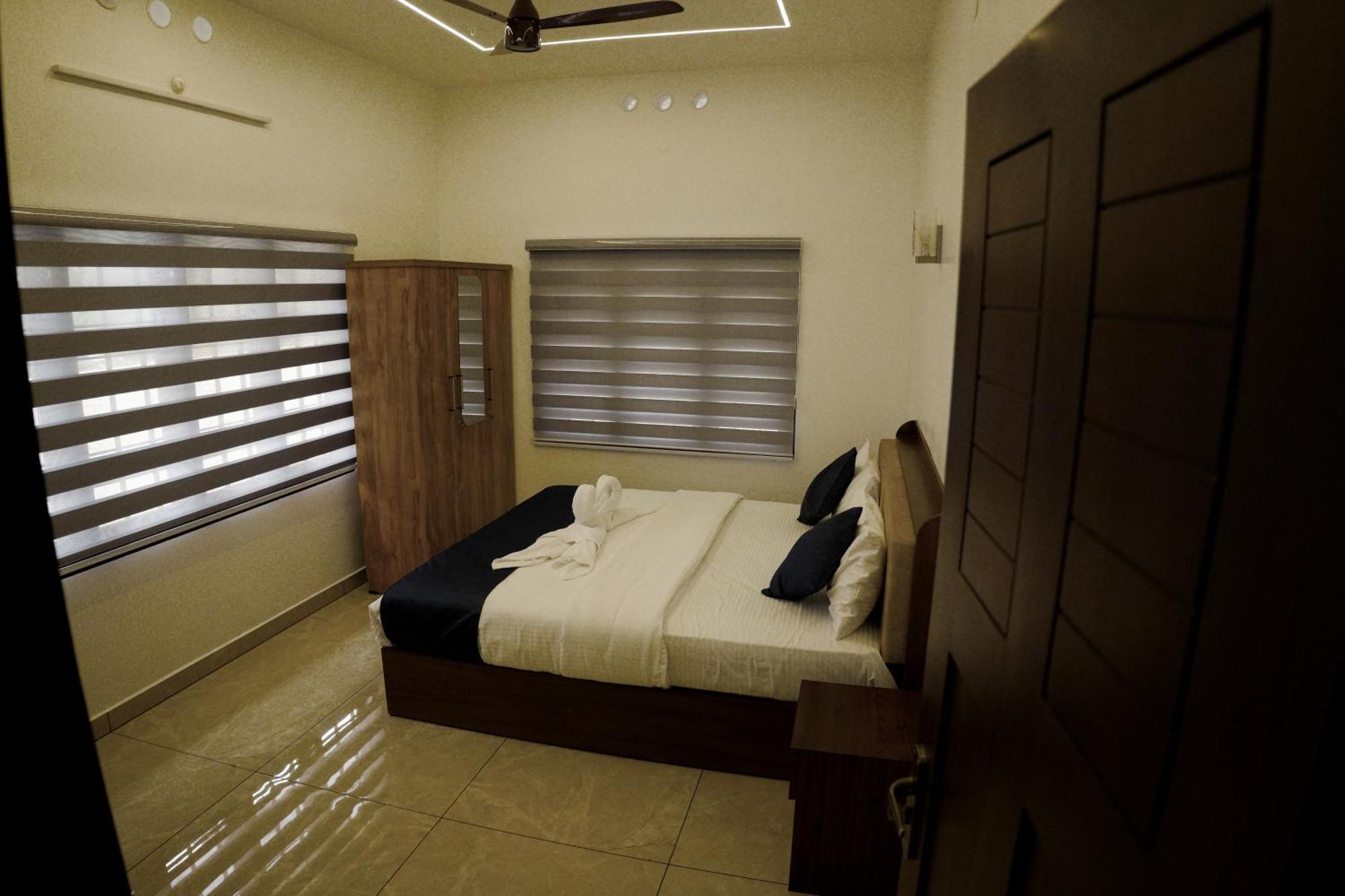 Teak And Lake Homestay Thekkady Exterior photo